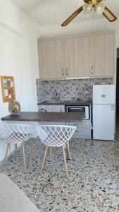 Η κουζίνα ή μικρή κουζίνα στο Angelique Όμορφο διαμέρισμα στο Porto Heli