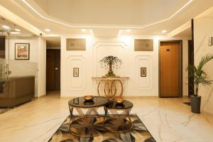 een lobby met twee tafels en een tafel bij Arjun - A boutique hotel in Haridwār