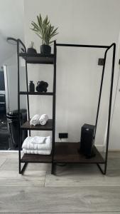 un estante con toallas y una planta en una habitación en New & Refurbished Central Kingston Studio en Kingston upon Thames
