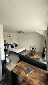 1 dormitorio con cama y escritorio. en New & Refurbished Central Kingston Studio en Kingston upon Thames