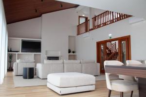NR Suites في ميلادا: غرفة معيشة مع أريكة وطاولة
