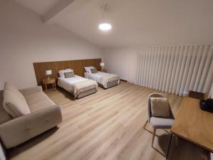 En eller flere senger på et rom på NR Suites