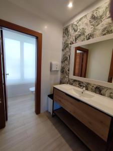 y baño con lavabo y espejo. en NR Suites en Mealhada