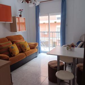 ein Wohnzimmer mit Sofa und Tisch in der Unterkunft Alicante Habitación Oasis in Alicante