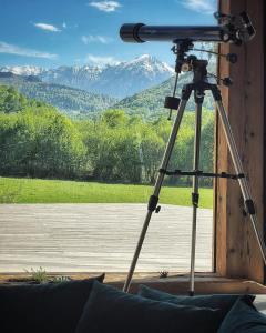 a camera on a tripod with a view of mountains at GEIST holiday home in Râşnov