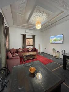 un soggiorno con divano e tavolo di Villa Rachid a Marrakech