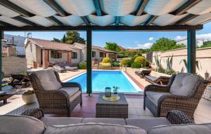 un patio avec des chaises et une piscine dans l'établissement Stone villa Tea with pool, à Posedarje