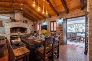 une salle à manger avec une table et une cheminée dans l'établissement Stone villa Tea with pool, à Posedarje