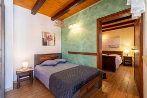 une chambre avec un lit et un miroir dans l'établissement Stone villa Tea with pool, à Posedarje 22 autres photos