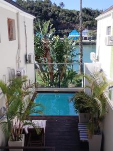uma vista a partir da varanda de uma casa com piscina em MyPond Stenden Hotel em Port Alfred