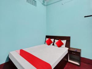 巴特那的住宿－OYO Flagship New Pushpanjali Guest House，一间卧室配有红色枕头的床