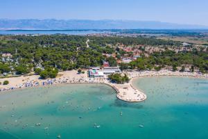 uma vista aérea de uma praia com barcos na água em Zaton Holiday Resort Mobile Homes em Nin