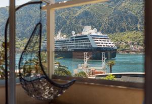 un crucero está atracado en un puerto en Ocea Studio Apartments, en Kotor