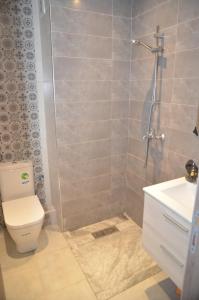 y baño con ducha, aseo y lavamanos. en Luxury apartment in Sale El Jadida en Sale