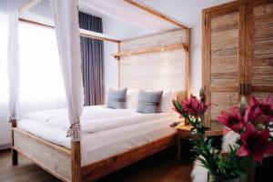 Postel nebo postele na pokoji v ubytování Eyja Guldsmeden Hotel