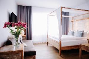 Postel nebo postele na pokoji v ubytování Eyja Guldsmeden Hotel