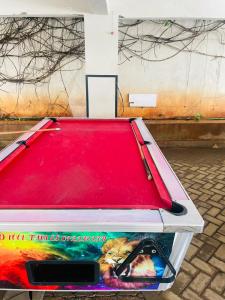 Stolní tenis v ubytování vibes by T one bedroom apartment in Rongai with a pool nebo okolí