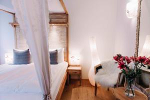 Postel nebo postele na pokoji v ubytování Eyja Guldsmeden Hotel
