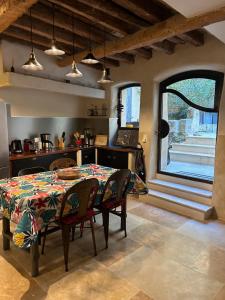 uma sala de jantar com uma mesa e uma cozinha em 18 Nostra - une maison de charme dans le centre historique em Saint-Rémy-de-Provence