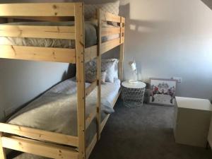 מיטה או מיטות קומותיים בחדר ב-Airy, bright, newly built, 2 bed flat near beach