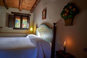 フエンテエリドスにあるNavalgatos de El Tragaluzの窓のある部屋にベッドがある寝室