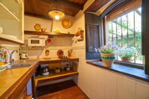 フエンテエリドスにあるNavalgatos de El Tragaluzのシンクと窓のあるキッチン +17枚の写真