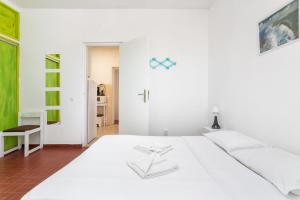 Postel nebo postele na pokoji v ubytování Blife Faro Beach Hostel & Rooms