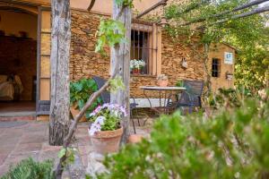 フエンテエリドスにあるNavalgatos de El Tragaluzの花が咲くパティオ(テーブル、椅子付)