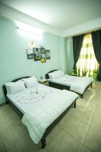 2 Betten in einem Hotelzimmer in der Unterkunft Nhà Nghỉ Kim Lài - Đối diện bệnh viện tỉnh Gia Lai -132 Tôn Thất Tùng in Pleiku