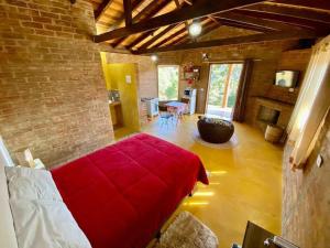 1 dormitorio con 1 cama grande de color rojo en una habitación en Chalé Pedra Chanfrada 02, en Gonçalves