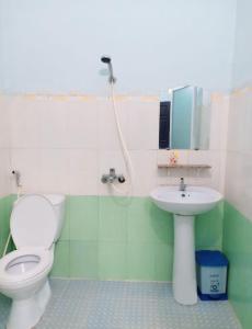 Koupelna v ubytování Nhà Nghỉ Kim Lài - Đối diện bệnh viện tỉnh Gia Lai -132 Tôn Thất Tùng