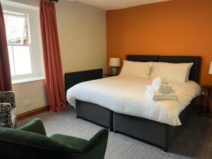Un pat sau paturi într-o cameră la The Kings Arms Temple Sowerby