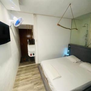 Habitación pequeña con cama y TV. en Fairyland private room en Port Louis