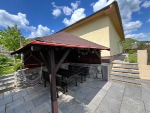 een paviljoen met een dak op een patio bij Penzión D+D in Zázrivá
