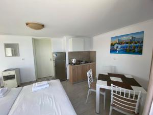 Kuchyň nebo kuchyňský kout v ubytování Annoula Studios and Apartments + 37 fotografií