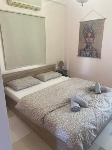 Rúm í herbergi á Seaside Argo apartment