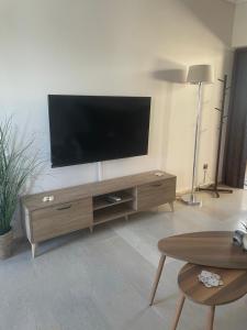Sjónvarps- og/eða afþreyingartæki á Seaside Argo apartment