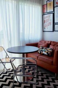 ein Wohnzimmer mit einem Tisch und einem Sofa in der Unterkunft hei apartment in Bacolod City