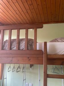 Rúm í herbergi á Seaside Argo apartment