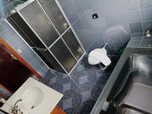 ein kleines Bad mit WC und Waschbecken in der Unterkunft Vilarejo da Esperanza in Campos do Jordão