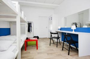 Кровать или кровати в номере Maxi House Hostel