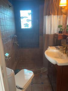 Baðherbergi á Seaside Argo apartment +30 myndir