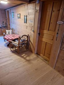 Cette chambre comprend un lit et un mur en bois. dans l'établissement Alpenruh Kiental, à Griesalp