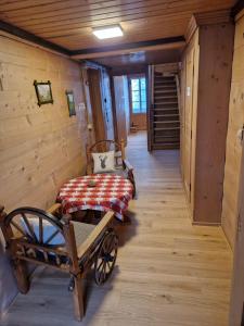 a room with a bed and a wagon in a cabin at Alpenruh Kiental in Griesalp