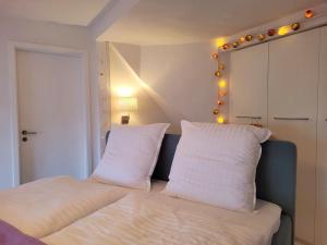 מיטה או מיטות בחדר ב-Apartment Atelierhaus Wencke