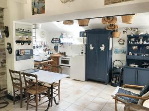 Dapur atau dapur kecil di Maison de 2 chambres avec jardin amenage a Moelan sur Mer