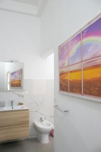 baño con lavabo y una pintura de arco iris en la pared en Guest House Civico 513 Casa Vacanze Reggio Calabria, en Reggio Calabria
