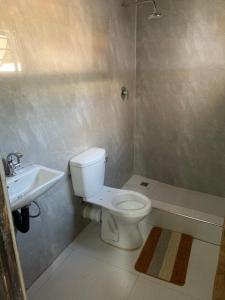 een badkamer met een toilet en een wastafel bij Radiant lodge in Lusaka
