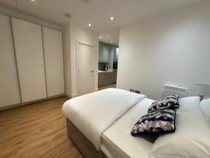 Rúm í herbergi á Hanger Lane Luxury Apartment