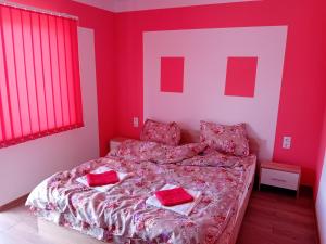 Un pat sau paturi într-o cameră la Casa Jazmin Covasna